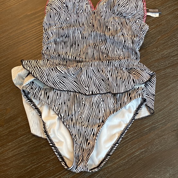 Kenneth Cole one piece swimsuit in size small. Skirt bottom. - Picture 3 of 8